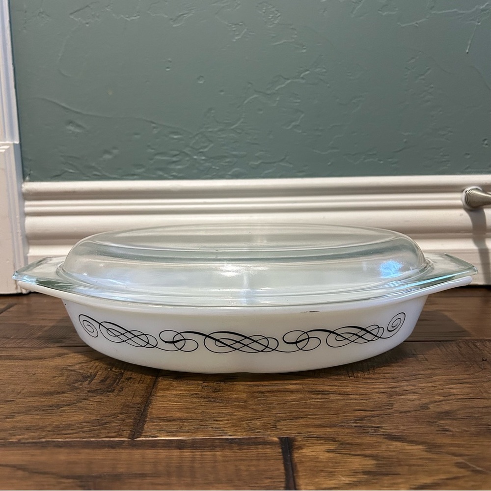 Scroll Pyrex 1.5 Qt Divided Casserole Dish W/Lid, Vintage